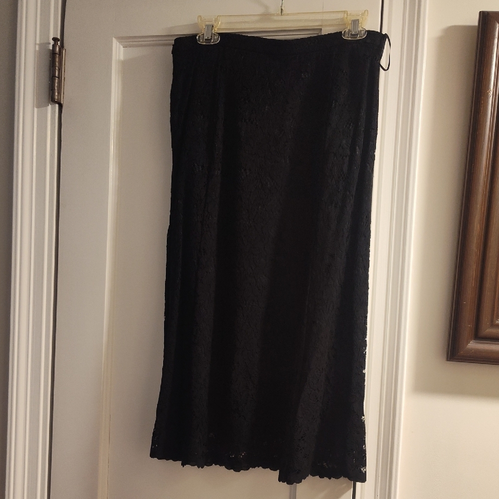 Elegant Black Lace Skirt, Fully Lined. Large.